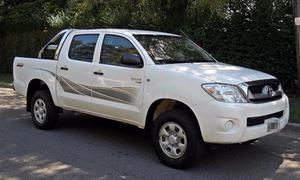 Toyota Hilux Cabina Doble DX 2.5 Diesel 4x2 MTcv)