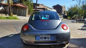 Volkswagen New Beetle 2.0 MT Luxury.