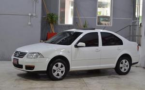 Volkswagen Bora 2.0 nafta  puertas color blanco