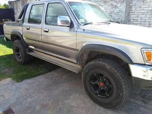 vendo toyota hilux sr5 4x4