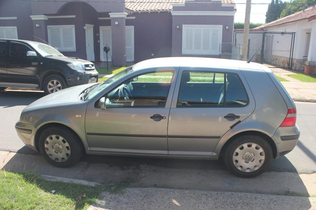 VOLKSWAGEN GOLF  gris perla única mano. Vendo contado.