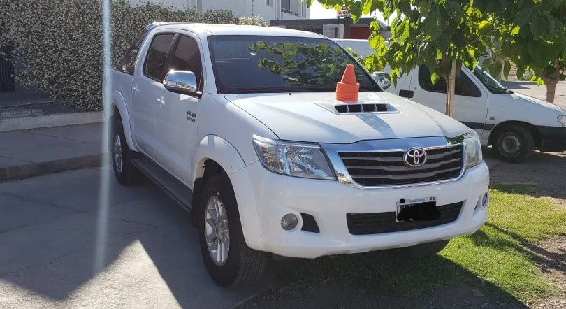 Toyota Hilux 3.0 Cd Srv Cuero I 171cv 4x4 4at