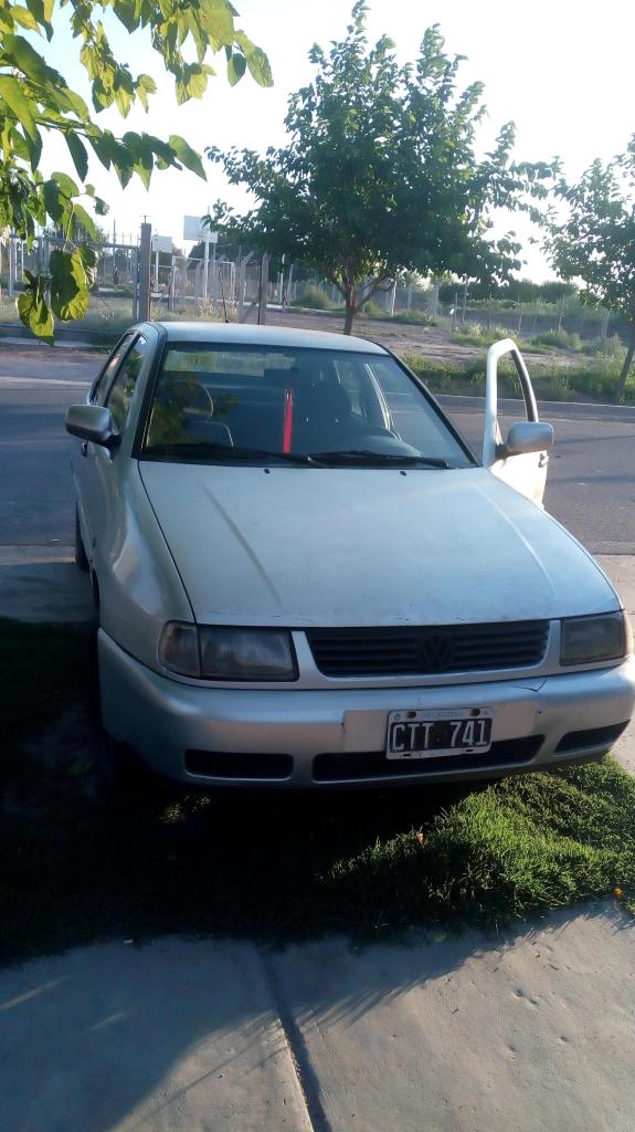 Vendo o permuto mayor Volswagen Polo 99