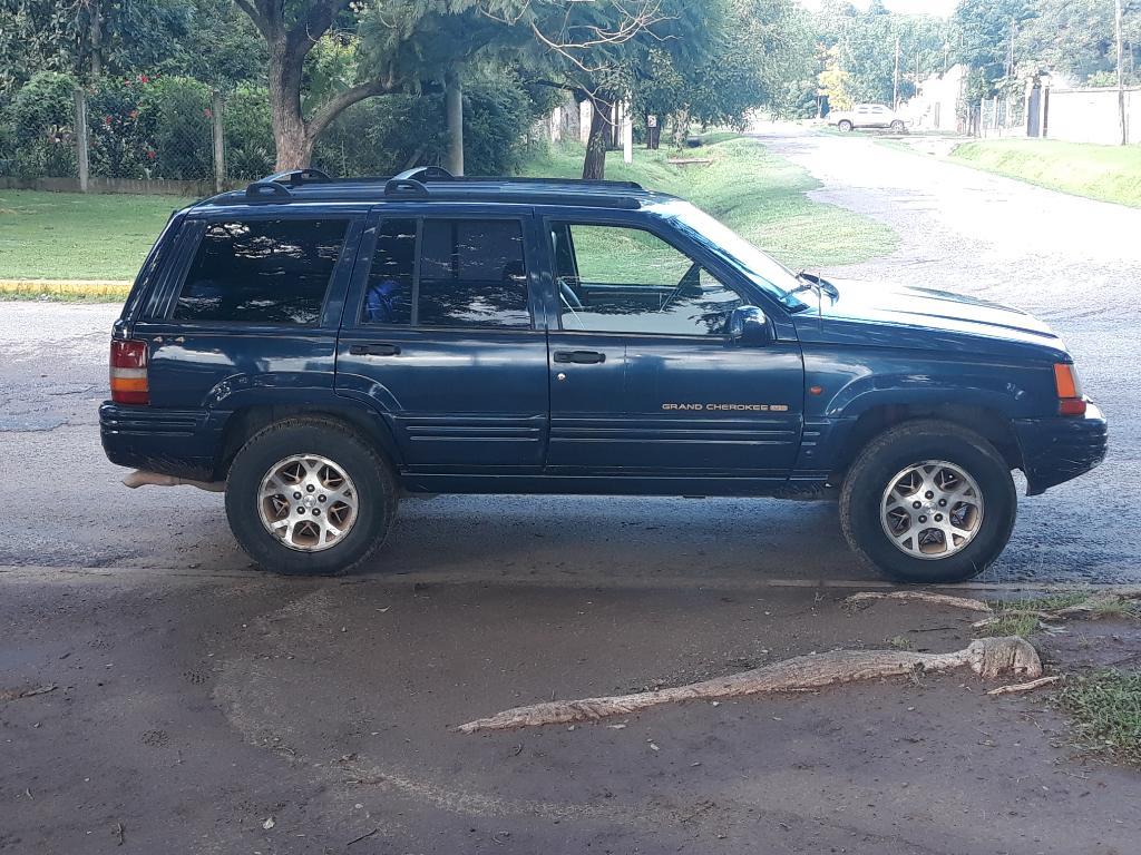 Vendo Permuto Grand Chreokee V8 5.2l