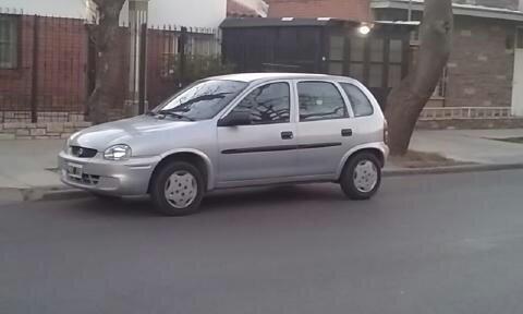 VENDO CORSA WIN  PUERTAS