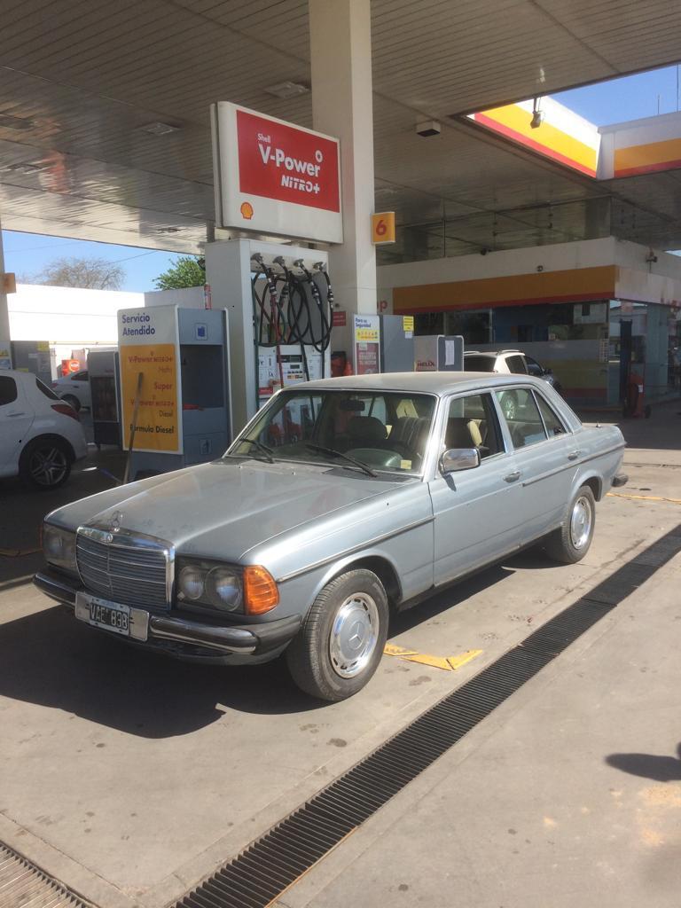 Vendo sedan Mercedes Benz 300 D año  color gris