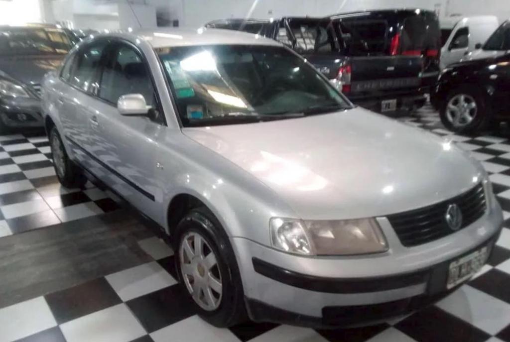 Volkswagen Passat 1.8 Mt 