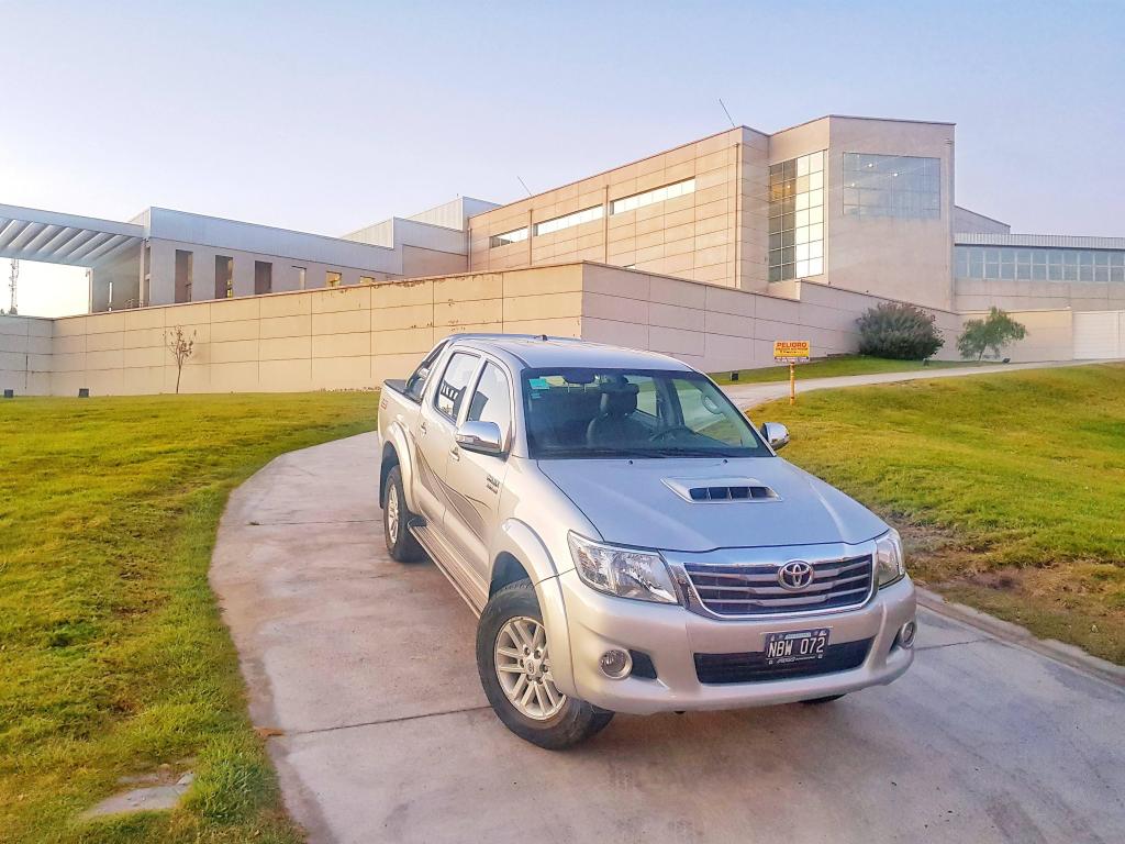 VENDO / PERMUTO / FINANCIO TOYOTA HILUX SRV 3.0 4x2 CUERO