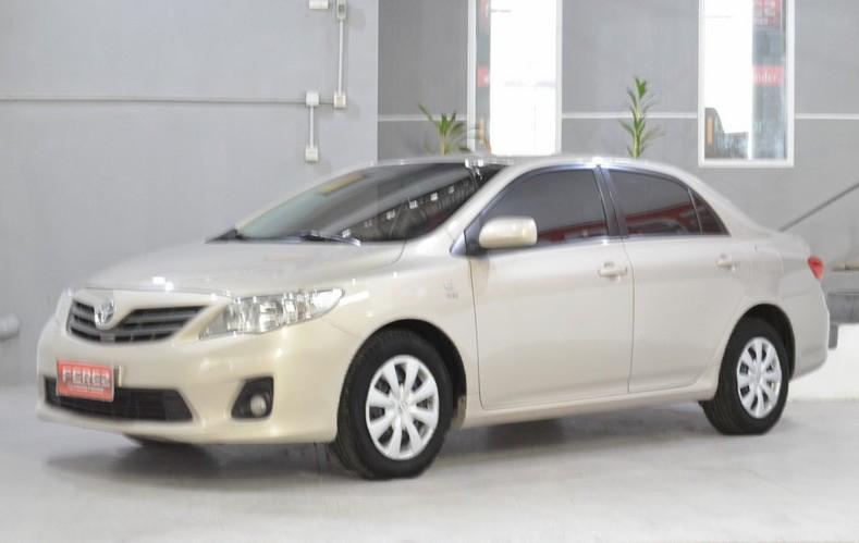 Toyota corolla xli  nafta 4 puertas color champagne