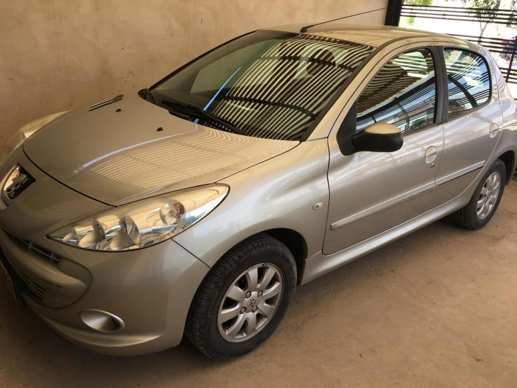 Vendo Peugeot  puertas full. Buen estado