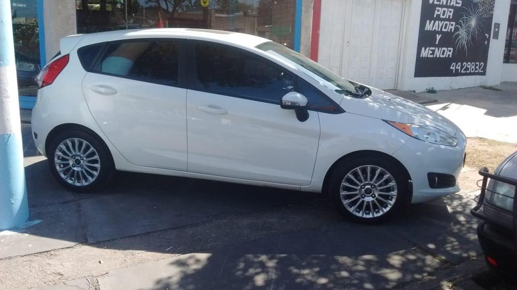 Ford fiesta kinetic se plus celular 