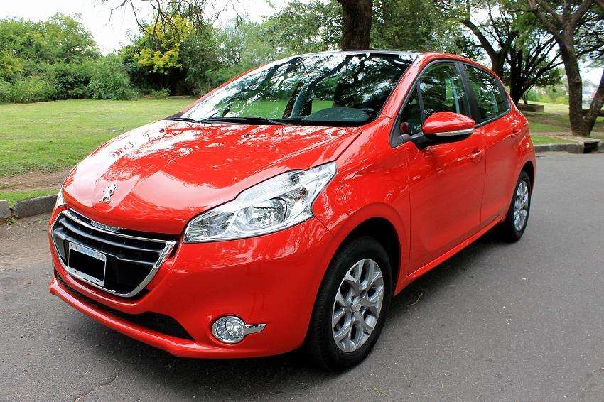 PEUGEOT 208 ALLURE TOUCHSCREEN  IMPECABLE!