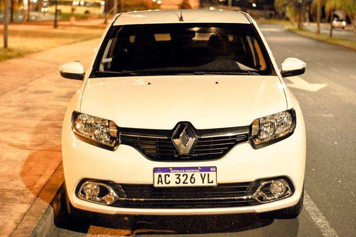 vendo renault logan  full tope de gama con km