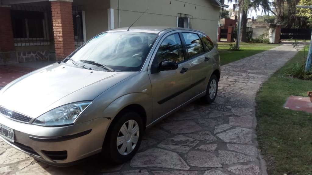FORD FOCUS  KMS - IMPECABLE