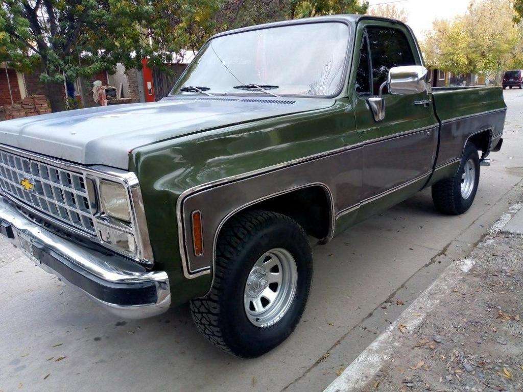 Chevrolet Silverado Deluxe 