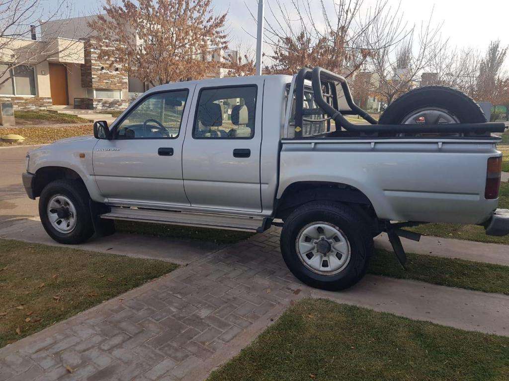 VENDO TOYOTA HILUX  D/C 3.0 EXELENTE ESTADO