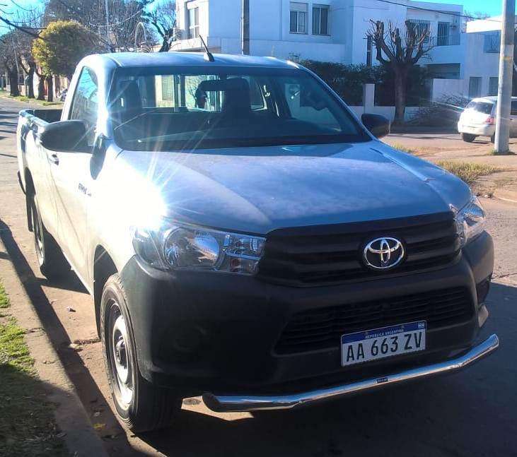 TOYOTA HILUX 4X4 CABINA SIMPLE 2.4 año 