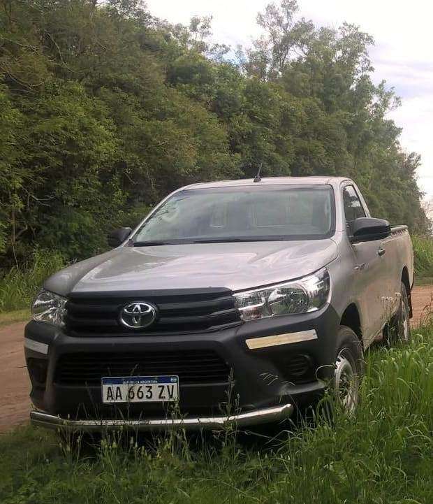 TOYOTA HILUX 4X4 CABINA SIMPLE 2.4 año 