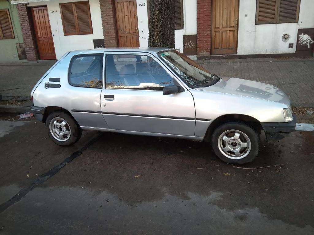 Vendo Peugeot 205.