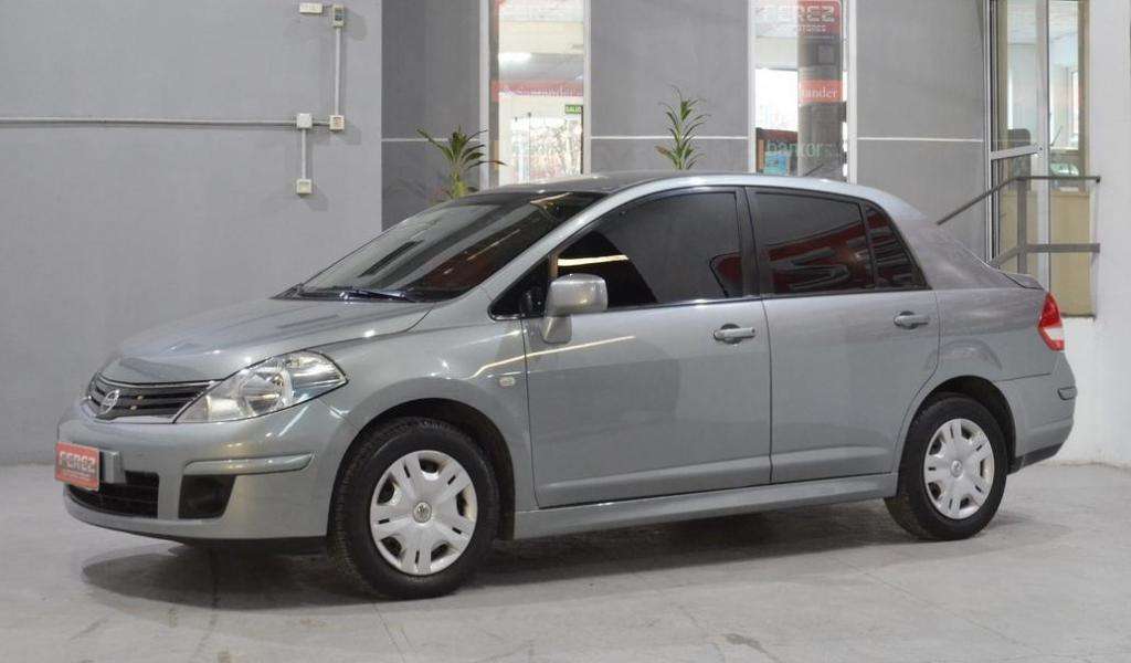 Nissan tiida visia 1.8 6mt nafta  puertas color gris