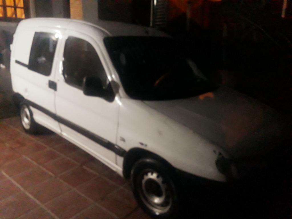 Vendo Berlingo  Furgon con Asientos.