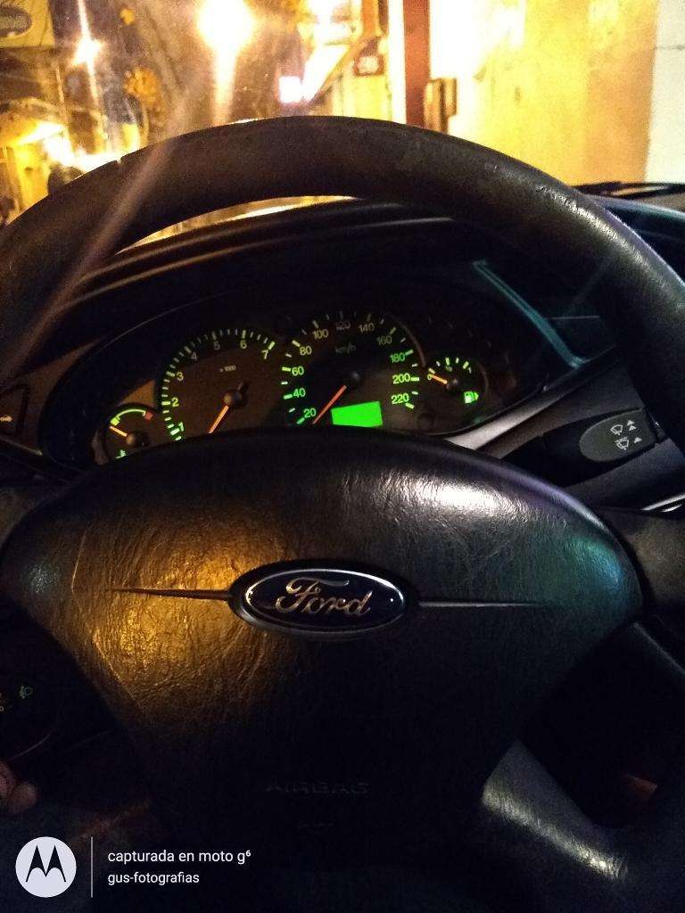 Vendo Ford Focus 1.6 8v Nafta