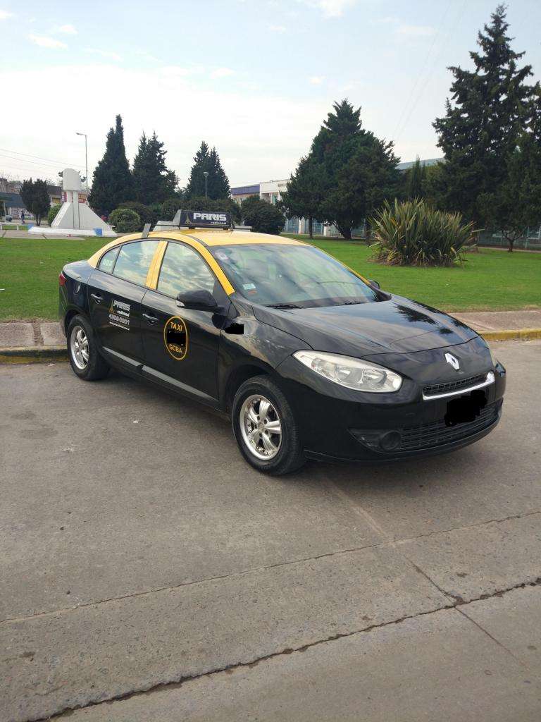 Taxi Renault Fluence con licencia
