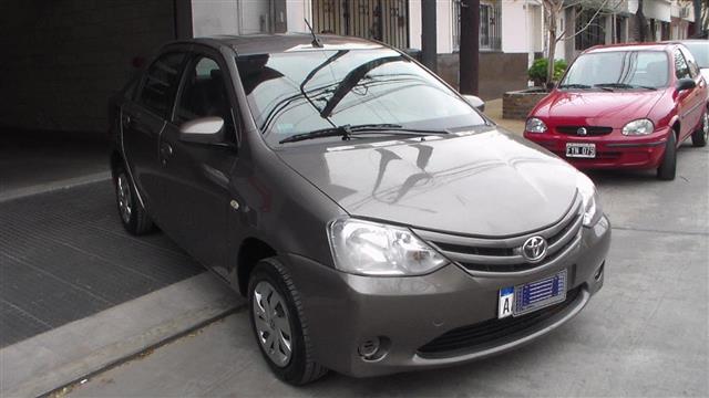 Toyota Etios 4P 1.5 XS MTcv)