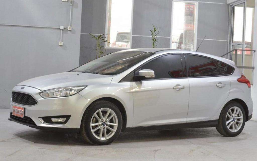 Ford focus 2.0l se nafta  puertas gris