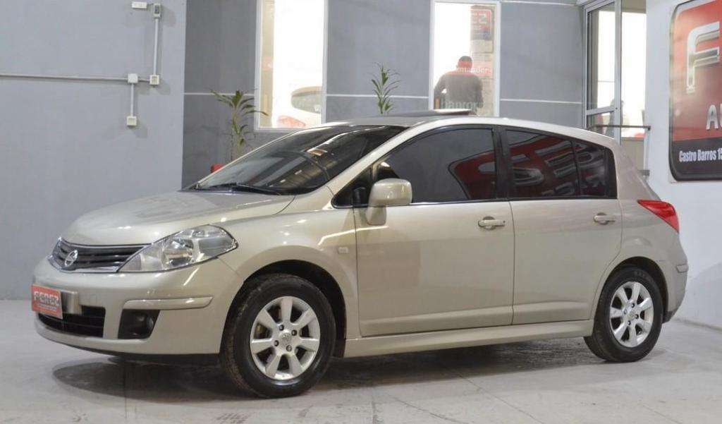 Nissan tiida 1.8 6mt acenta con gnc  puertas