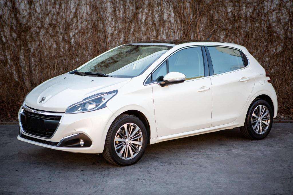 Peugeot 208 Feline  MT - IMPECABLE!