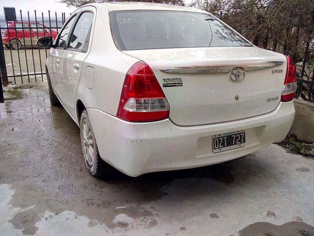 vendo Etios GLX,  sedan 