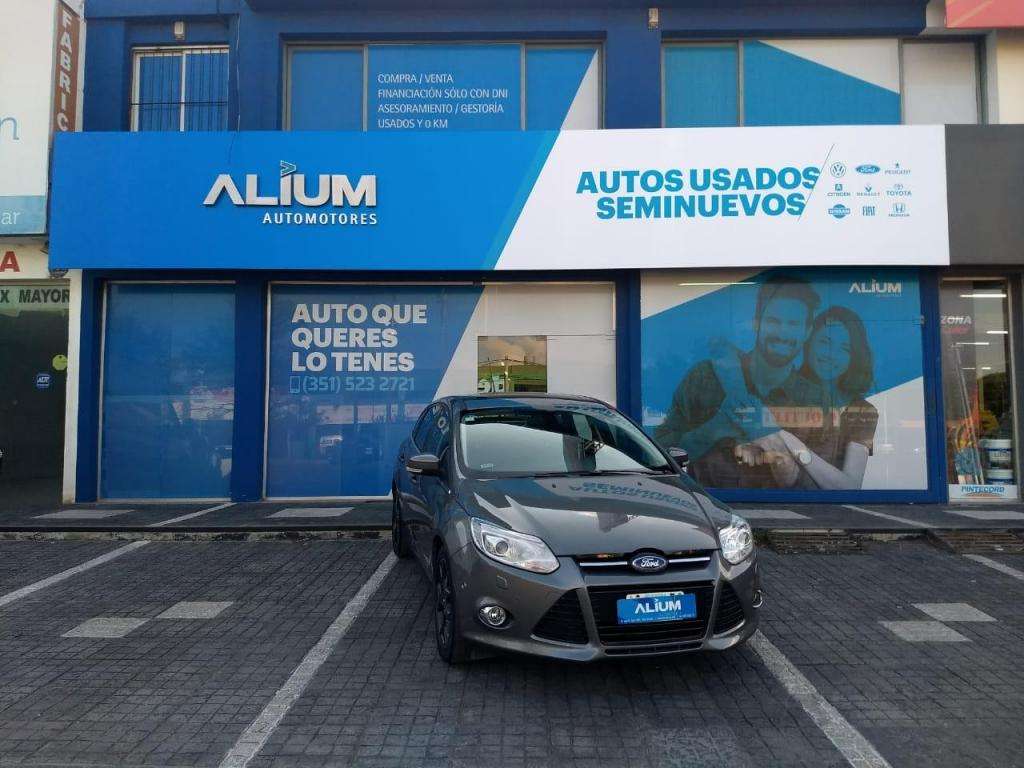 Ford Focus III Titanium 5p  Entrega  y cuotas!