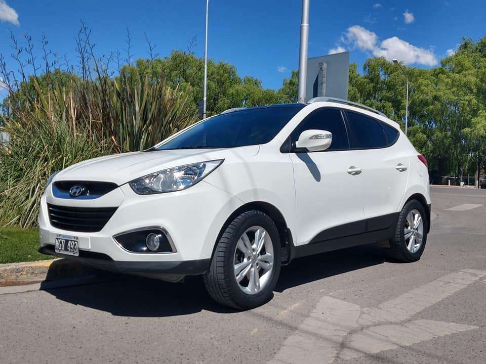 Una duea vende Hyundai tucson 4x4  solo whatsApp